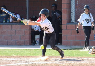 Image: Italy’s Tara Wallis(5) fouls one off before hitting a single to get on base.