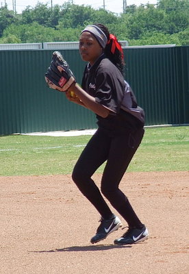 Image: Italy’s K’Breona Davis(11) practices her skills before game time.