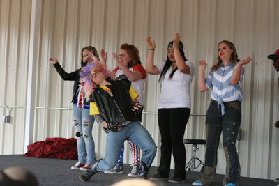 Image: AC-HeShe sing Back in Black and We Will Rock You.