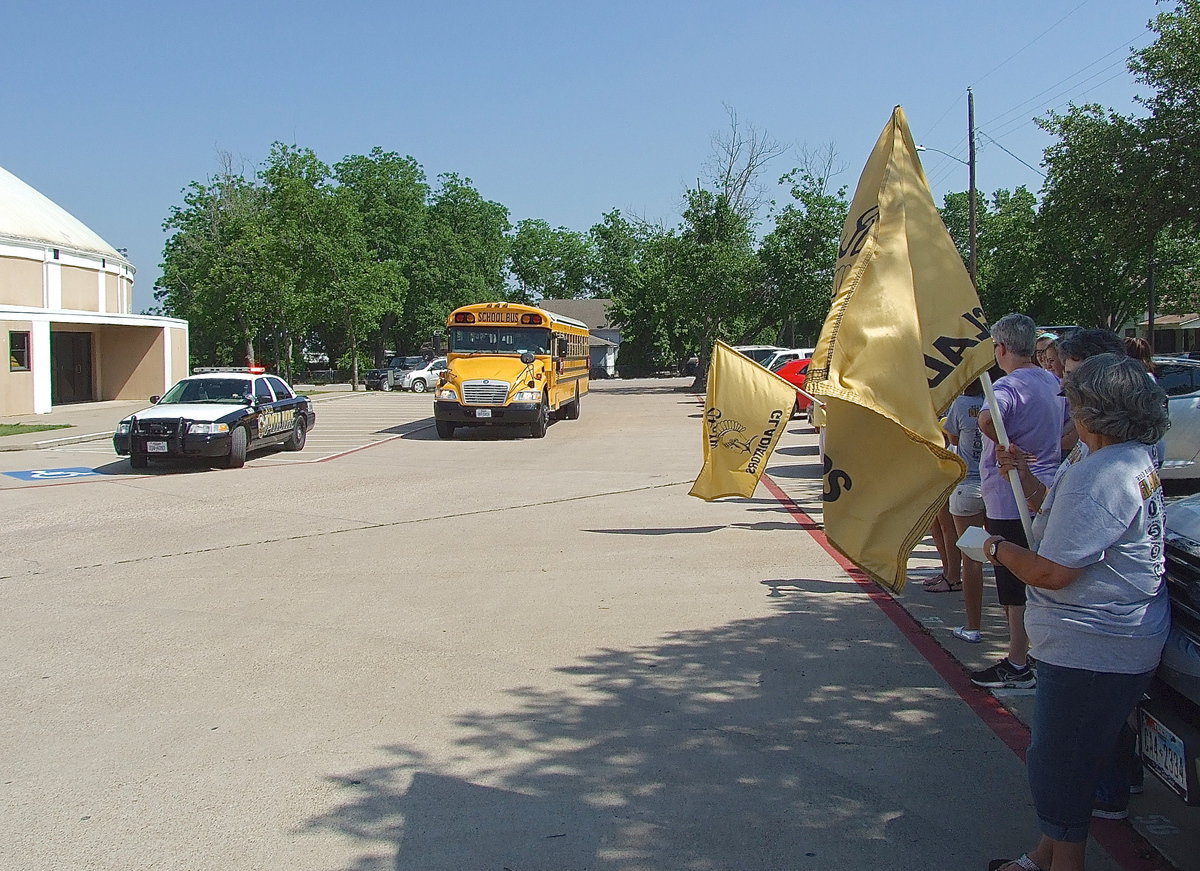 Image: Italy fans cheer, wave flags and clang noise makers during a sendoff at Italy High School as Italy’s baseball team receives a police escort out of town courtesy of the Italy Police Department.