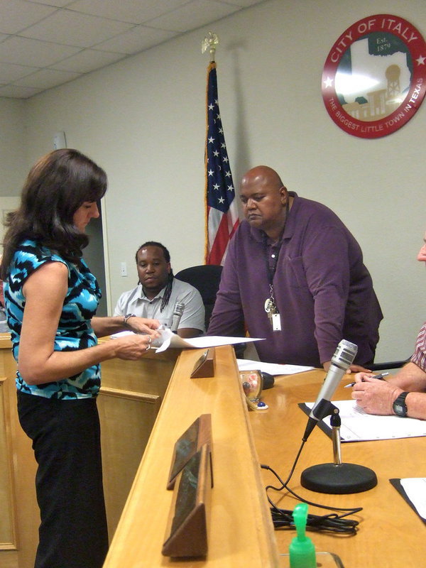Image: Mayor Jackson’s last official act as Mayor, viewing the official canvas.