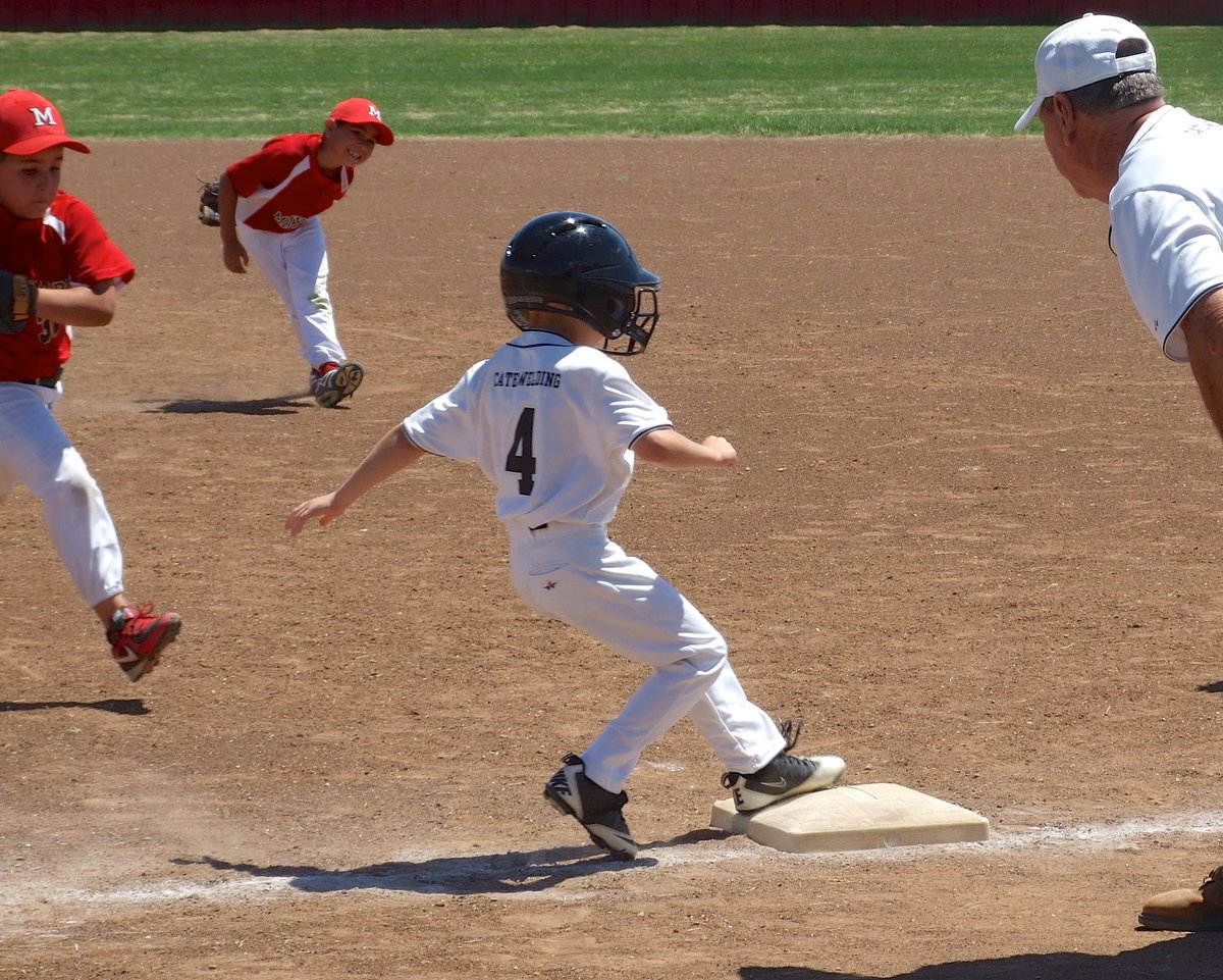 Image: Italy White’s Dustin Duke(4) hits a single by winning the race to the bag against Maypearl.