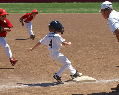 Image: Italy White’s Dustin Duke(4) hits a single by winning the race to the bag against Maypearl.