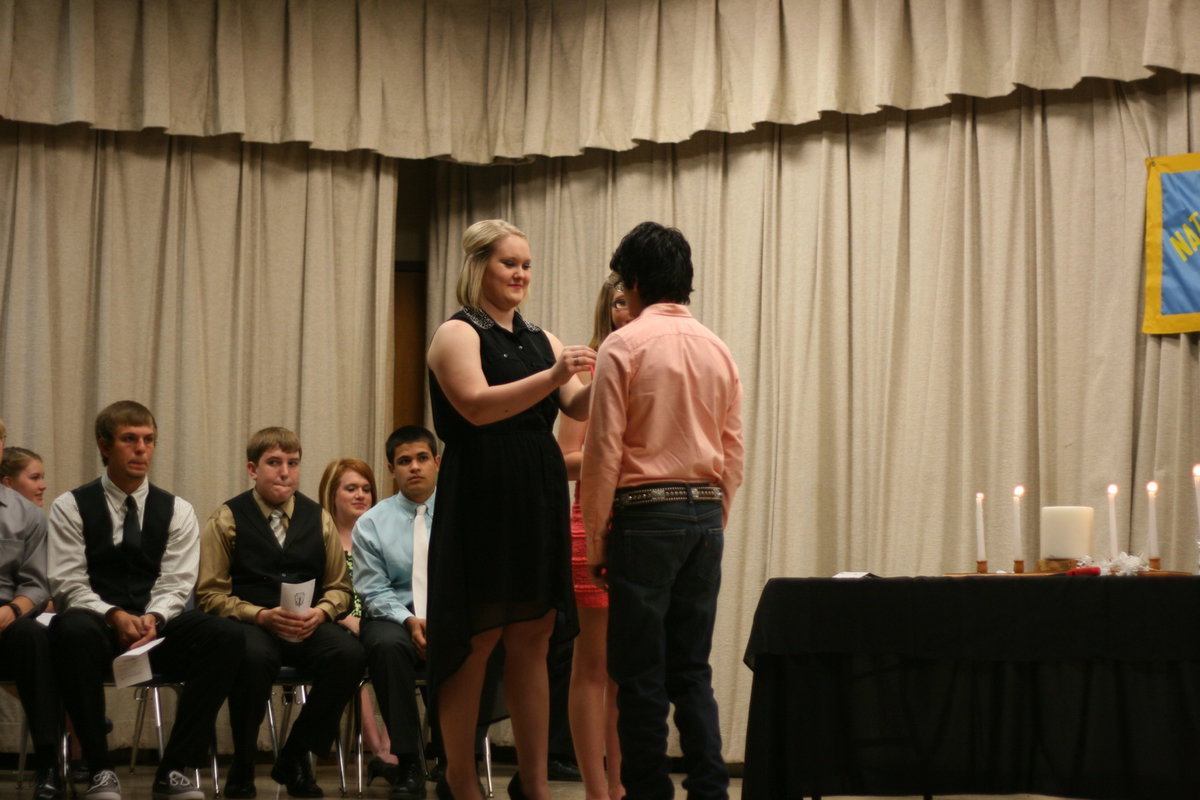 Image: Jesica pins Juan Suaste.