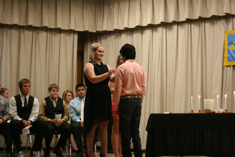 Image: Jesica pins Juan Suaste.