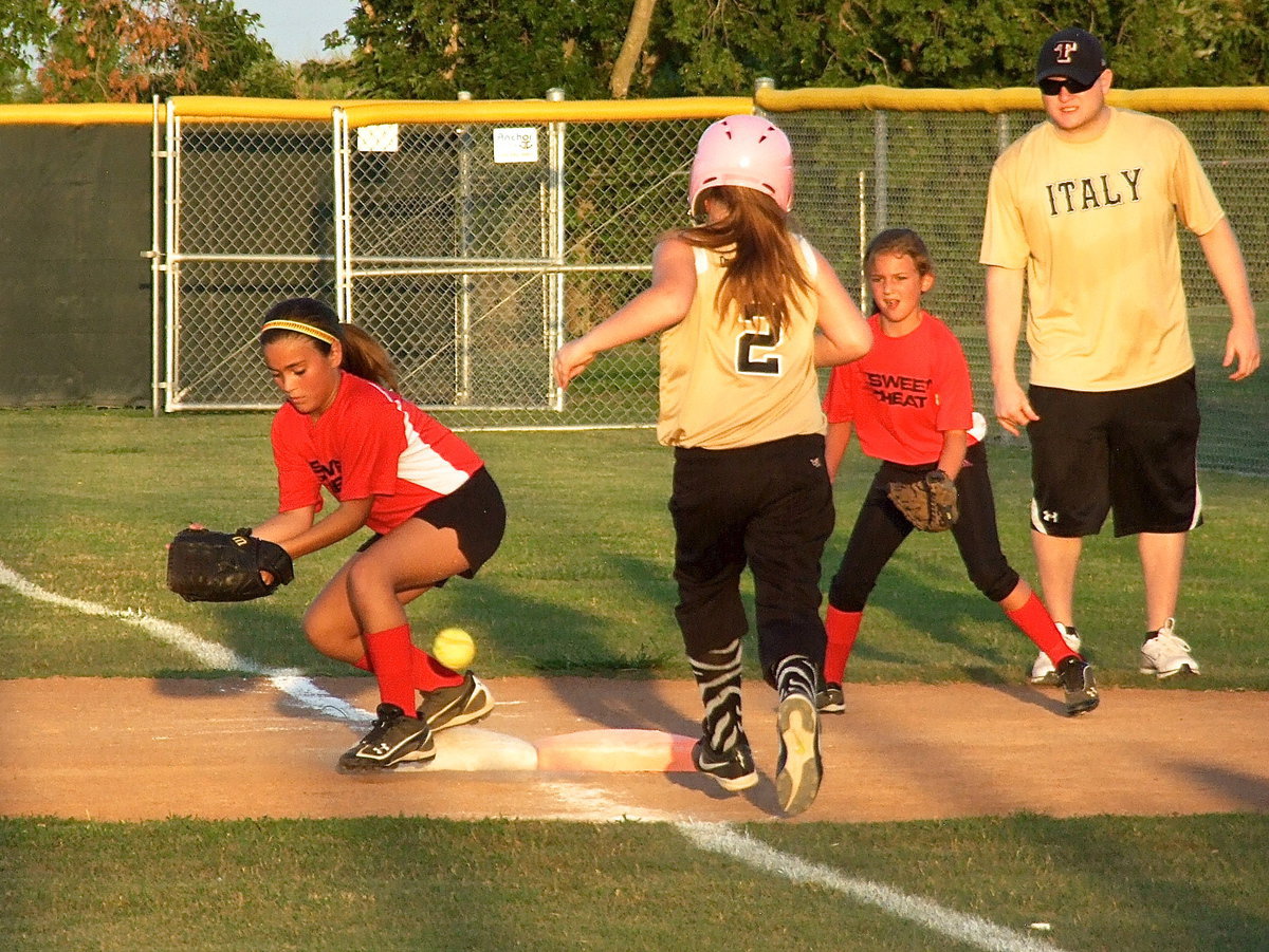 Image: Italy’s, Brianna Hall reaches first base with Waxahachie unable to handle the throw.