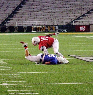 Image: Italy’s Gladiator, Ryheem Walker(10) shields off a cut block from a Blue Team receiver.