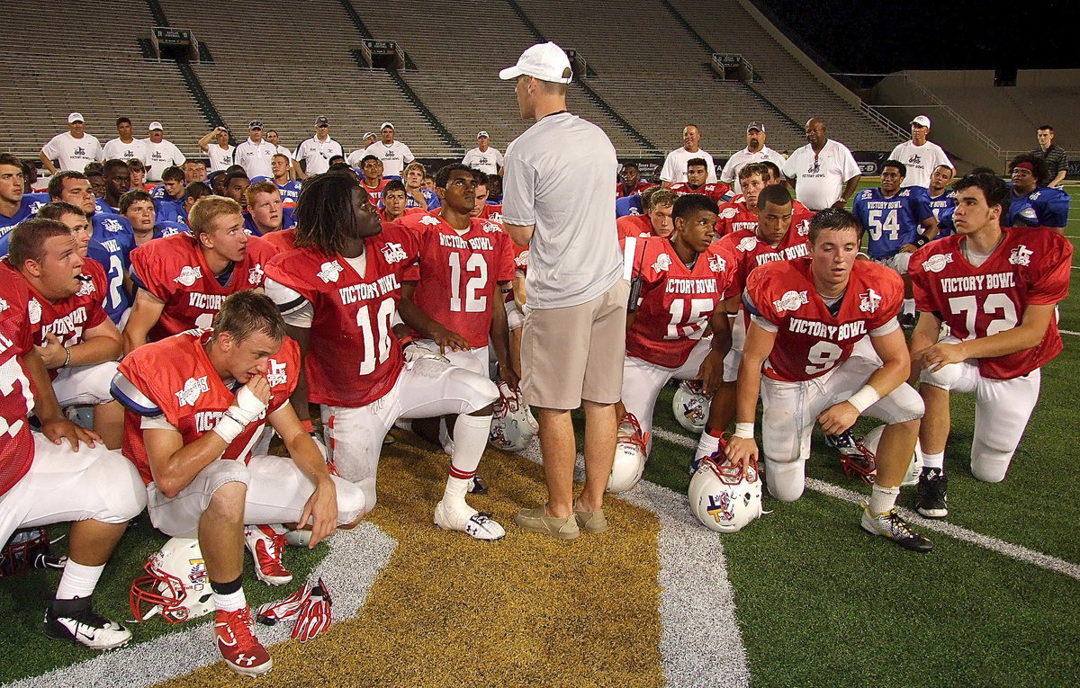 Image: Italy’s Ryheem Walker(10) joins in a post game huddle with both the Red All-Stars and the Blue All-Stars.