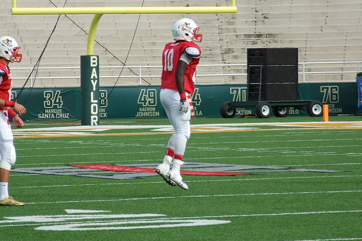 Image: Italy’s Ryheem Walker(10) is hyped for another kickoff after the Red Team regained a 7-3 lead.
