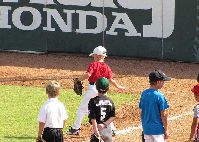 Image: Dustin Duke takes 1st place in his group during the infielder’s challenge.