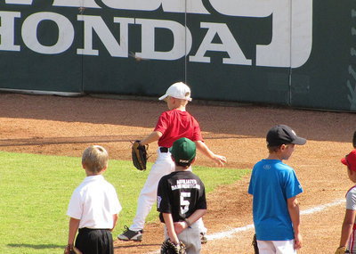 Image: Dustin Duke takes 1st place in his group during the infielder’s challenge.