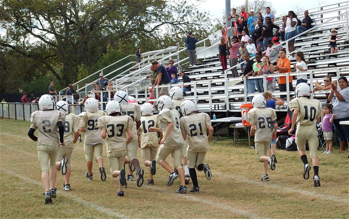 Image: Fans cheer on Italy’s A-Team as they reach the sideline.