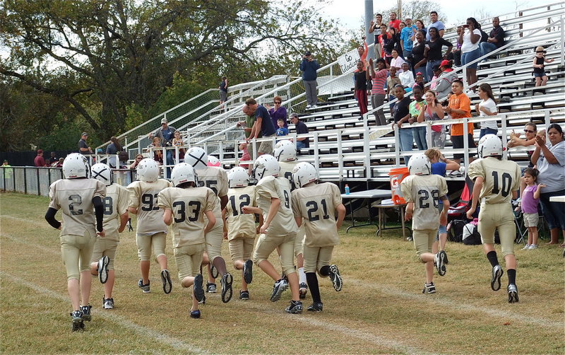 Image: Fans cheer on Italy’s A-Team as they reach the sideline.