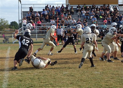 Image: Jonathan Salas(82) runs to daylight for Italy after taking the handoff from Ryder Itson(2).