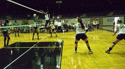 Image: Italy’s Kortnei Johnson(3) blocks a Kerens’ return.