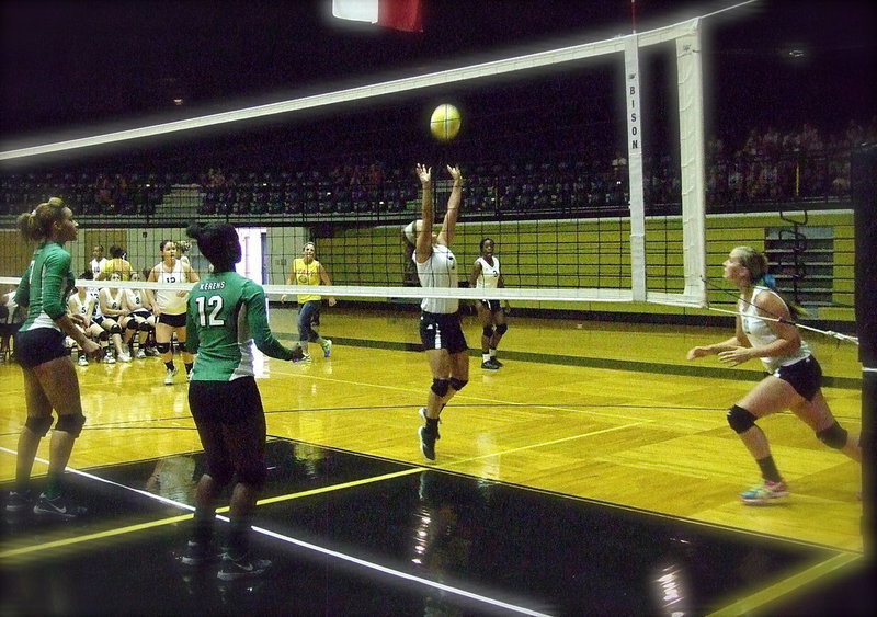 Image: On the spot is Italy’s Bailey Eubank(7) to setup teammate Madison Washington(10) at the net.