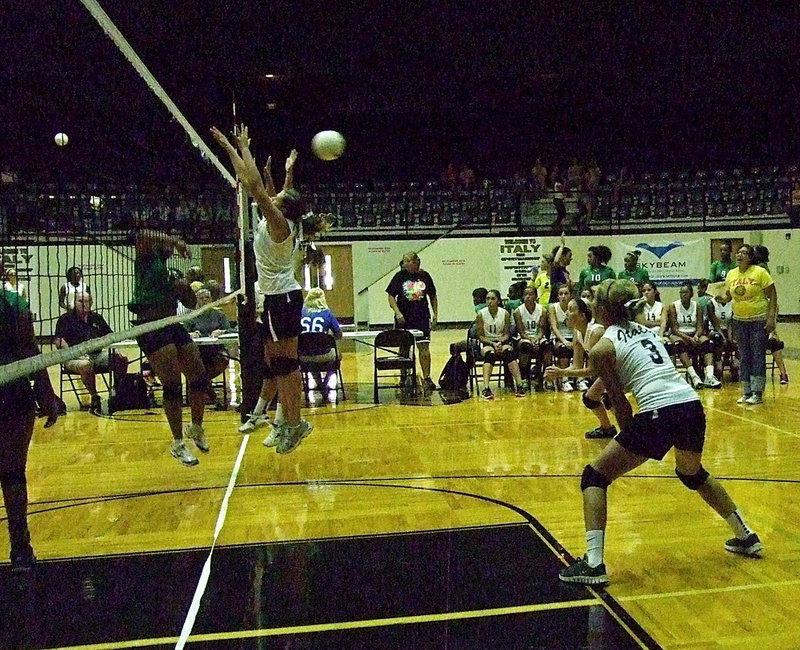 Image: Italy’s Hannah Washington(7) and Halee Turner(3) backup their blockers.