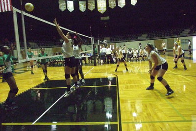 Image: Italy’s Paige Westbrook(12) and Kortnei Johnson(3) create a wall above the net while Bailey Eubank(7), Jaclynn Lewis(15) and Monserrat Figueroa(14) back them up.