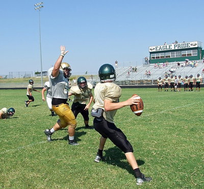 Image: Italy’s Kevin Roldan(50) pressures the Valley Mills quarterback and tips the pass attempt to force an incomplete pass.