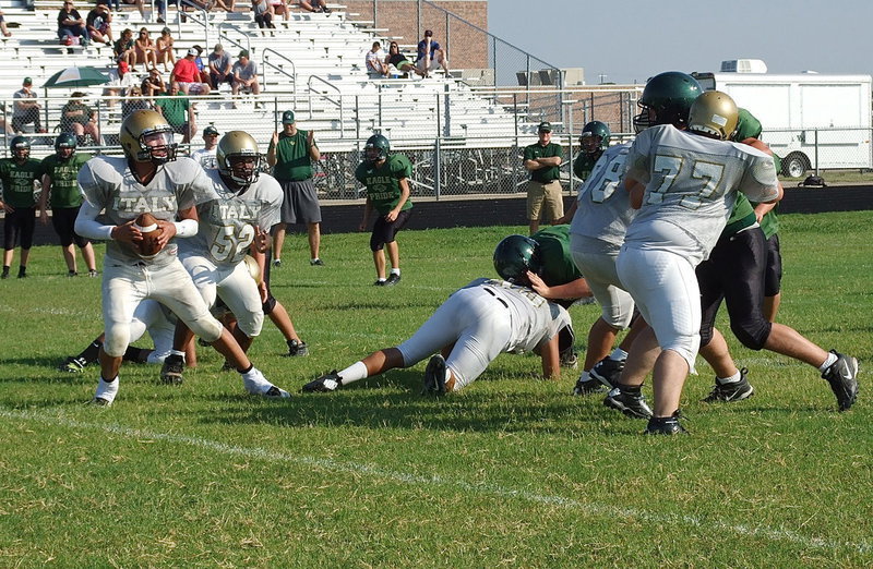 Image: Italy’s JV Quarterback Joe Celis(9) drops back to pass while getting solid protection from his line which consisted of Kenneth Norwood, Jr.(52), David De La Hoya(55), Austin Crawford(98) and Samuel Corley(77).