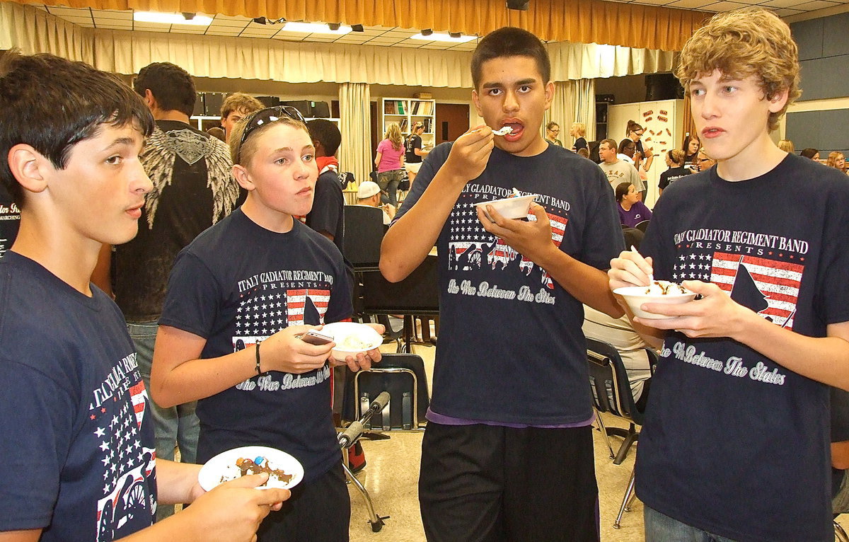 Image: Elliott Worsham, Hunter Morgan, David De La Hoya and Michael Moore are social networking.