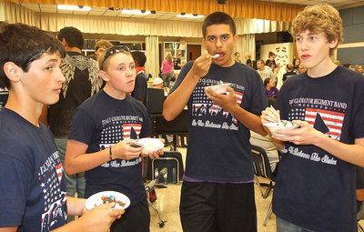 Image: Elliott Worsham, Hunter Morgan, David De La Hoya and Michael Moore are social networking.