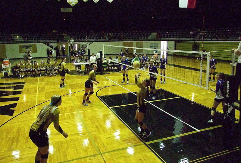 Image: Bailey Eubank(1) sets the ball with Jaclynn Lewis(13), Paige Cunningham(11) and Madison Washington(10) approaching the net.