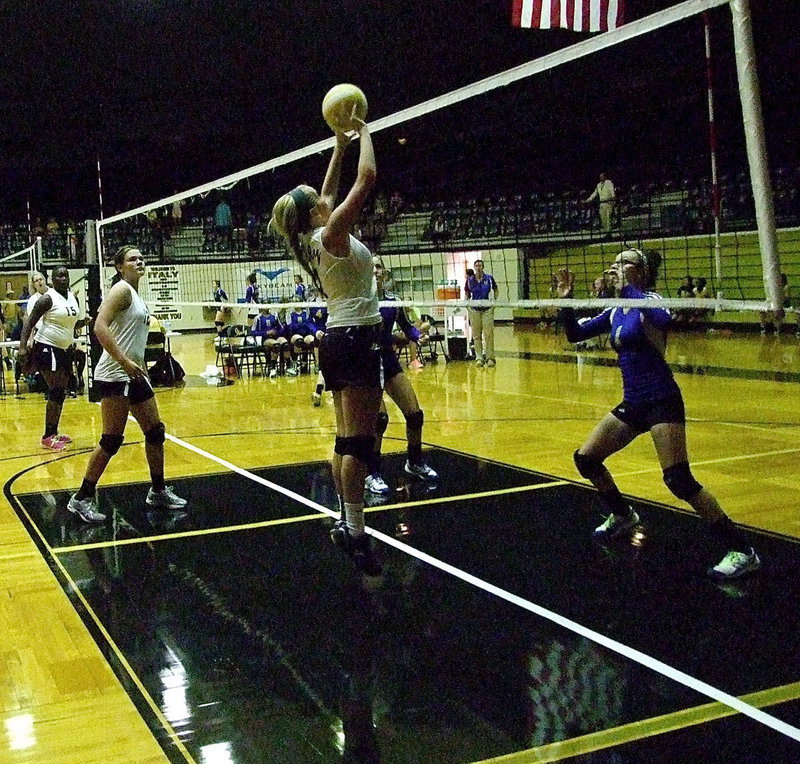 Image: Hannah Washington(7) makes a play at the net for the Italy JV Lady Gladiators.