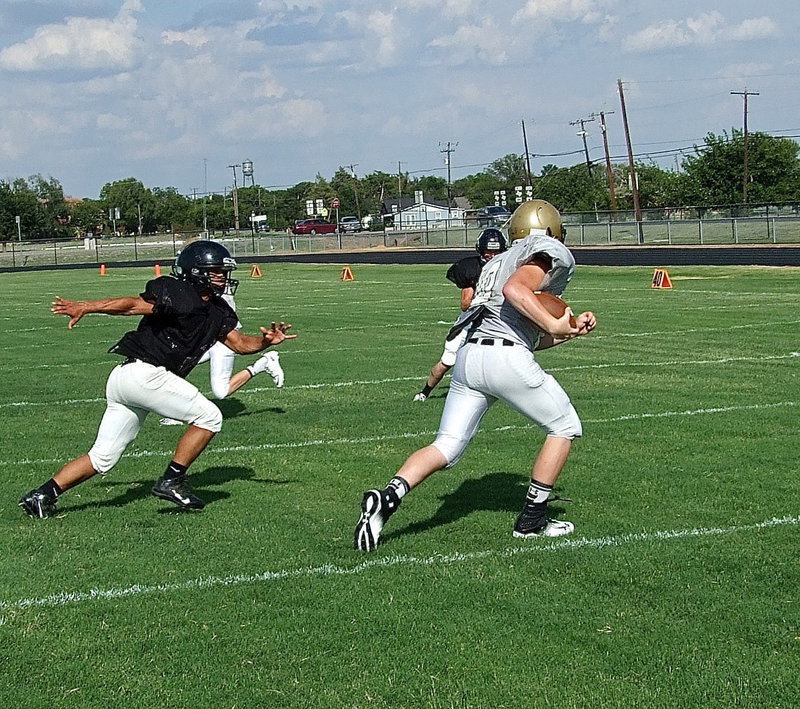 Image: Italy’s sophomore receiver John Escamilla(10) pulls in a pass from quarterback Joe Celis and then tries to turn upfield for extra yards.