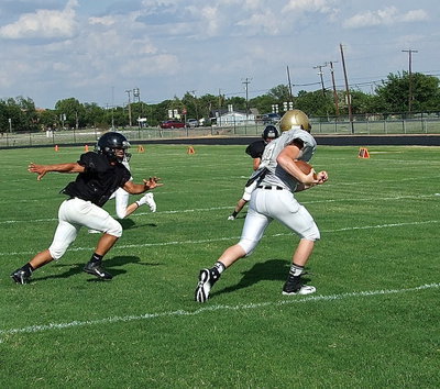 Image: Italy’s sophomore receiver John Escamilla(10) pulls in a pass from quarterback Joe Celis and then tries to turn upfield for extra yards.