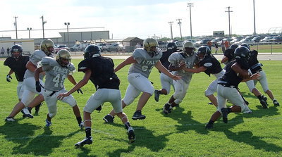 Image: Jorge Galvan(40), Arron Pittmon, Austin Pittmon(62) and Kenneth Norwood, Jr.(58) chase after a Palmer runner.