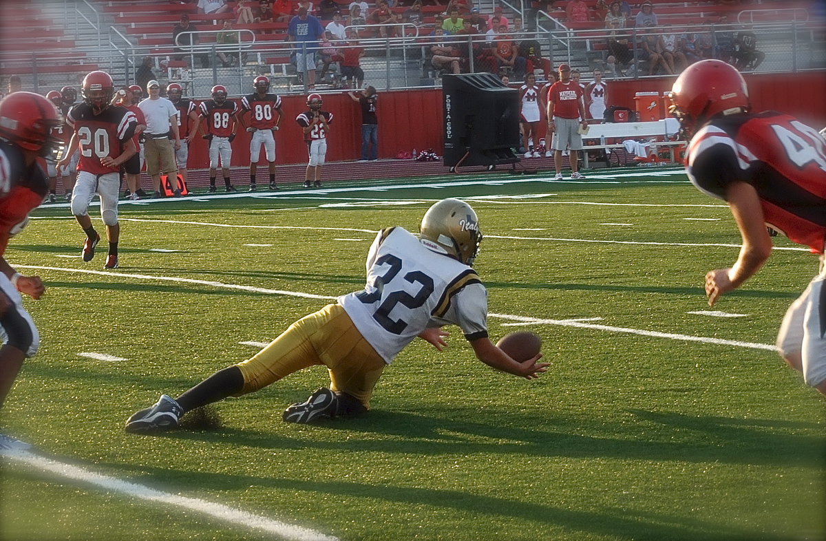 Image: Eli Garcia(32) reaches back to make a catch for Italy.