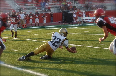 Image: Eli Garcia(32) reaches back to make a catch for Italy.