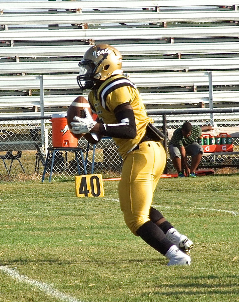 Image: Italy’s Johnny Norris(7) taking a pitch during pre-game warmups.
