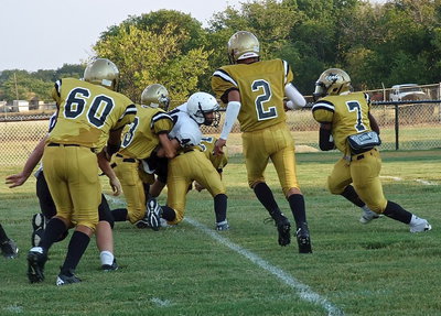 Image: Running back Johnny Norris(7) cuts inside a block on the edge.