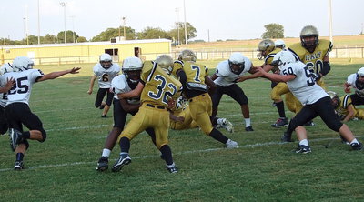 Image: Italy’s Eli Garcia(32) leads the way for Johnny Norris(7).