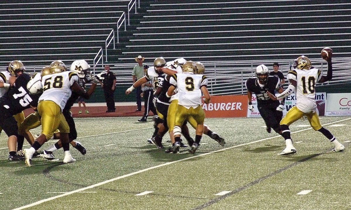Image: Italy’s Darol Mayberry(58) and Hunter Merimon(9) allow quarterback TaMarcus Sheppard(10) time to pass the ball.