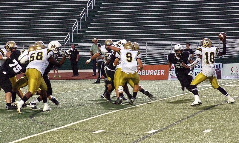 Image: Italy’s Darol Mayberry(58) and Hunter Merimon(9) allow quarterback TaMarcus Sheppard(10) time to pass the ball.