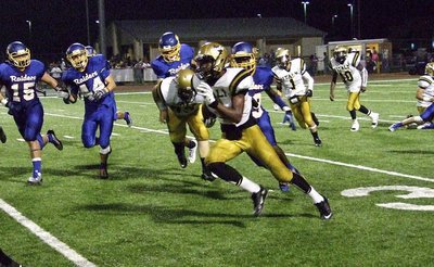 Image: Italy’s Trevon Robertson(3) finds room to run down Italy’s sideline.