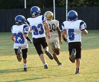 Image: He gone! Three Raiders manage to get the license plate number, “20GONE,” of Kendrick Norwood(20) but that’s about it.