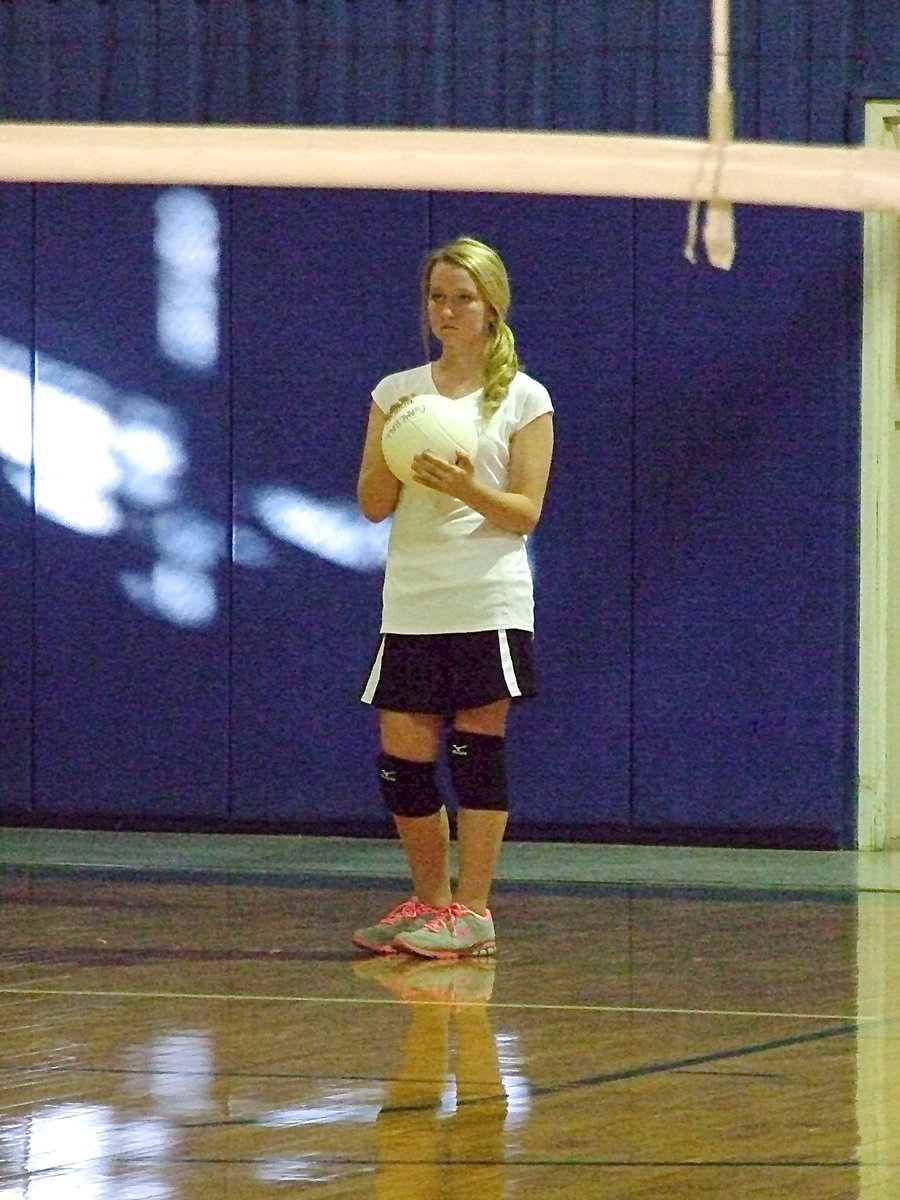 Image: Italy 8th grader Rachel Huskins to serve.