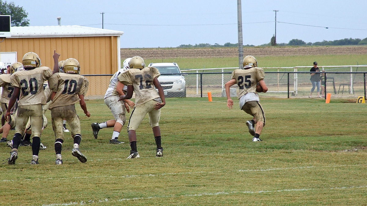 Image: With his teammates beginning to celebrate, Kyle Tindol(25) races around the right end for Italy’s first touchdown to give the junior high Gladiators a 6-0 advantage over Hubbard.