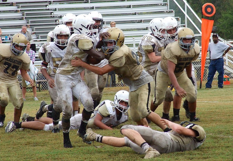 Image: Italy’s Kyle Tindol(25) comes up and sticks a Jaguar back at the line-of-scrimmage.