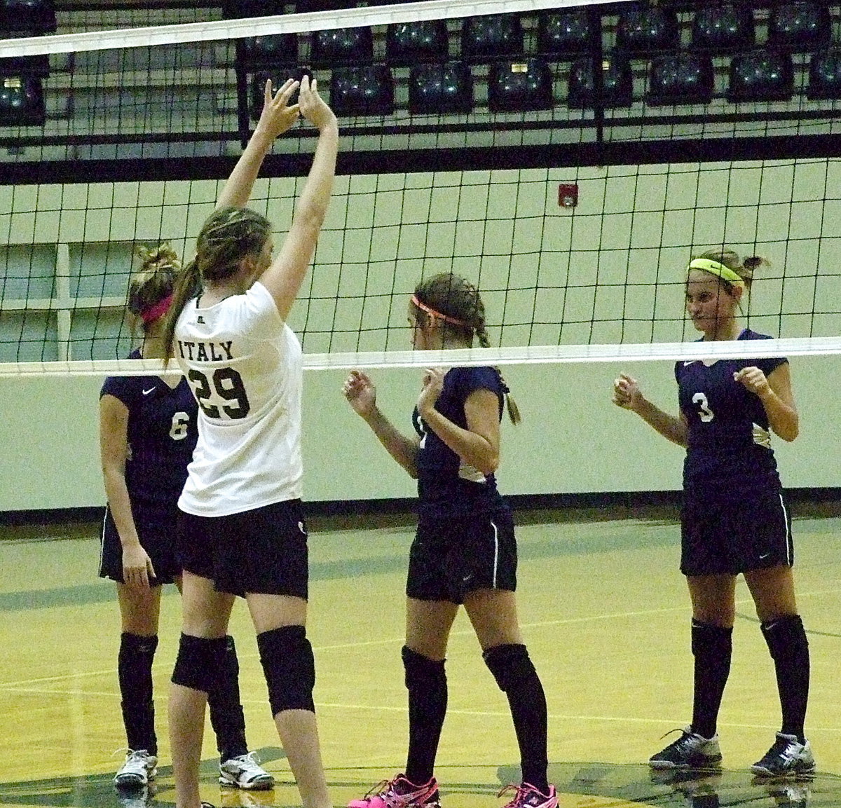Image: Italy’s Grace Haight(29) towers over Kopperl’s defense.