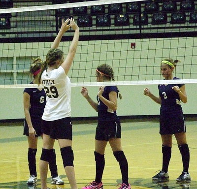 Image: Italy’s Grace Haight(29) towers over Kopperl’s defense.