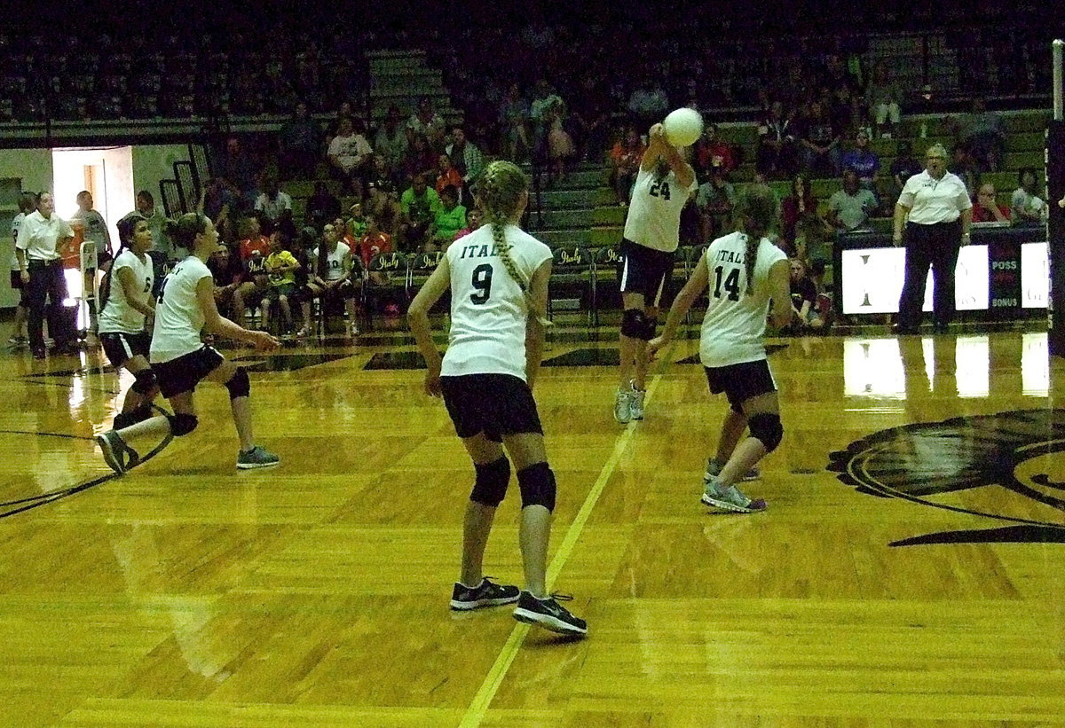 Image: Hannah Haight(24) reacts to a shallow serve from Avalon.