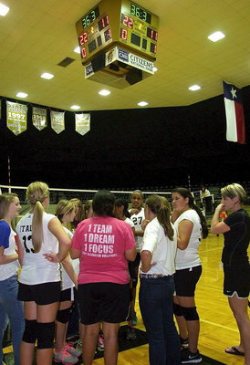 Image: Italy’s A-squad enjoys a timeout while leading 22-11 in the second set.