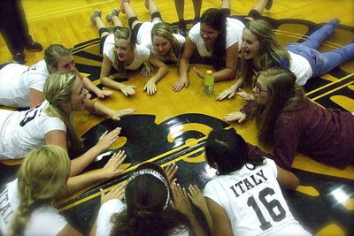 Image: Italy’s 8th grade forms a spirit circle to celebrate their 2 sets to 1 victory over Avalon.