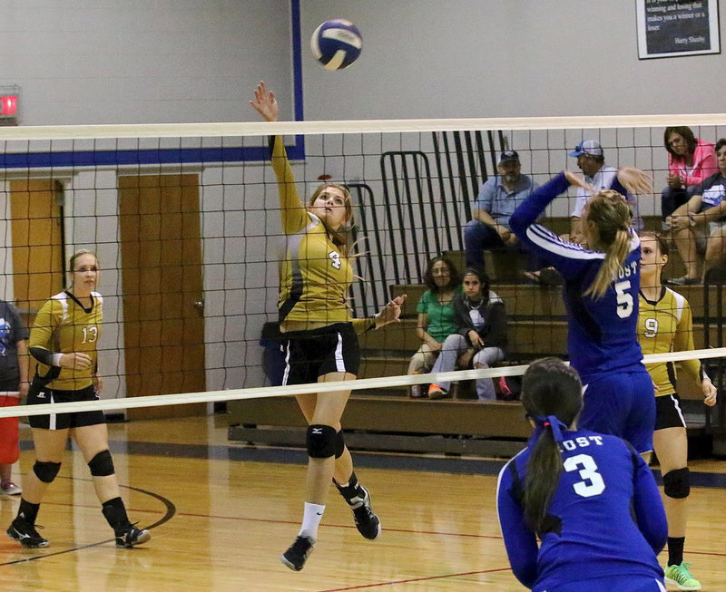 Image: Italy’s Halee Turner(4) sweeps in for the return but Frost sweeps Italy in 3 sets.