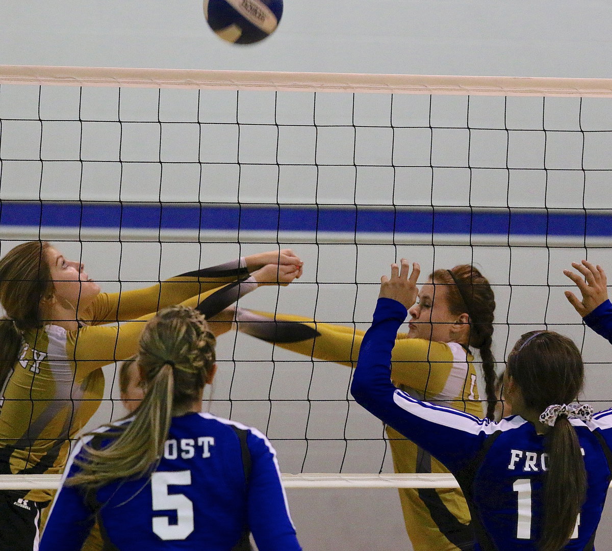 Image: Italy’s Halee Turner(4) and Lillie Perry(9) both make an effort to keep the battle raging at the net against Frost.